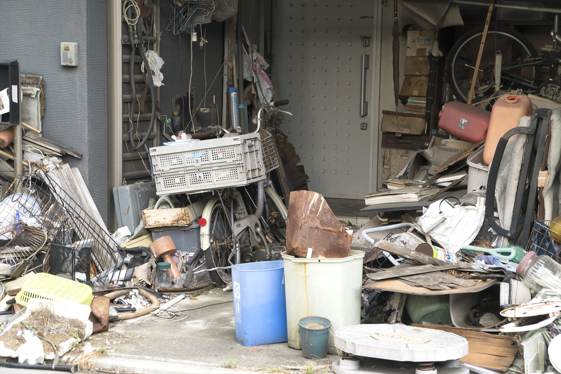 ゴミ屋敷を丁寧に整理 | 遺品整理や不用品回収ならK・K・R
